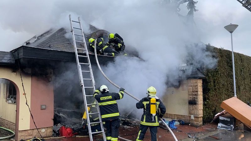 Škoda po požáru domu v Jesenici je 5,5 milionu